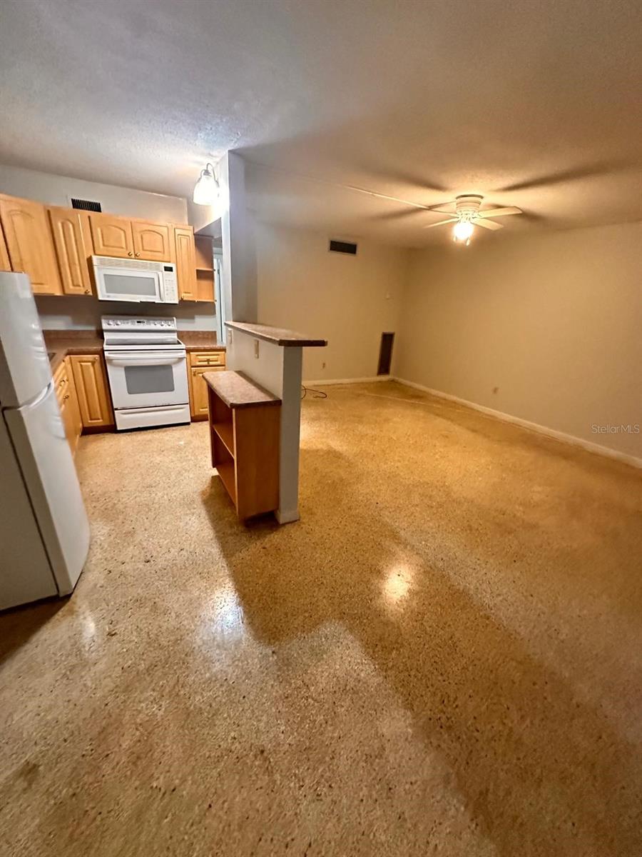 305 E Dakin Ave #11 Property Photo 4