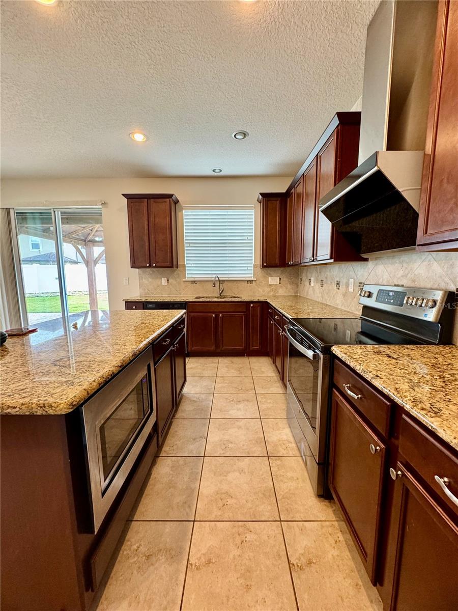 2504 Amati Dr Property Photo 16