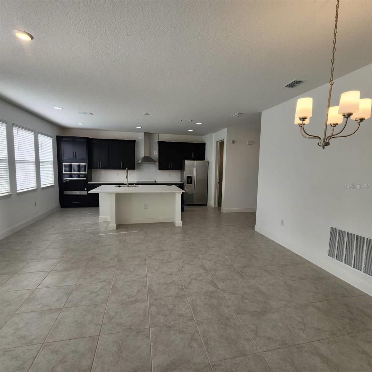 19050 Blueleaf St Property Photo 3