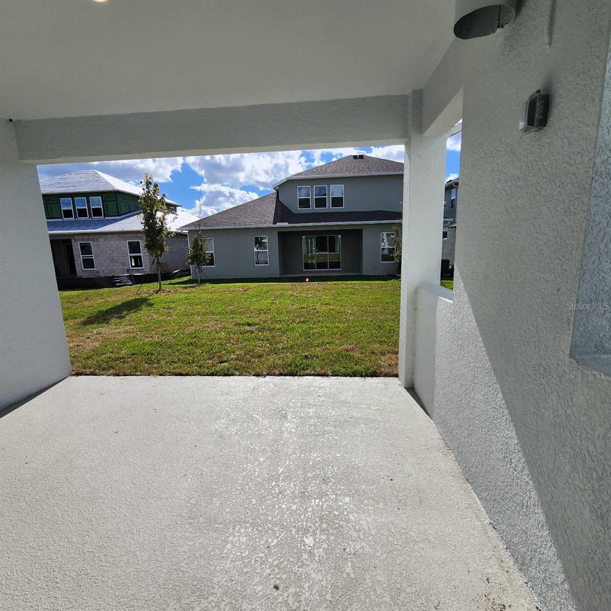 19050 Blueleaf St Property Photo 4