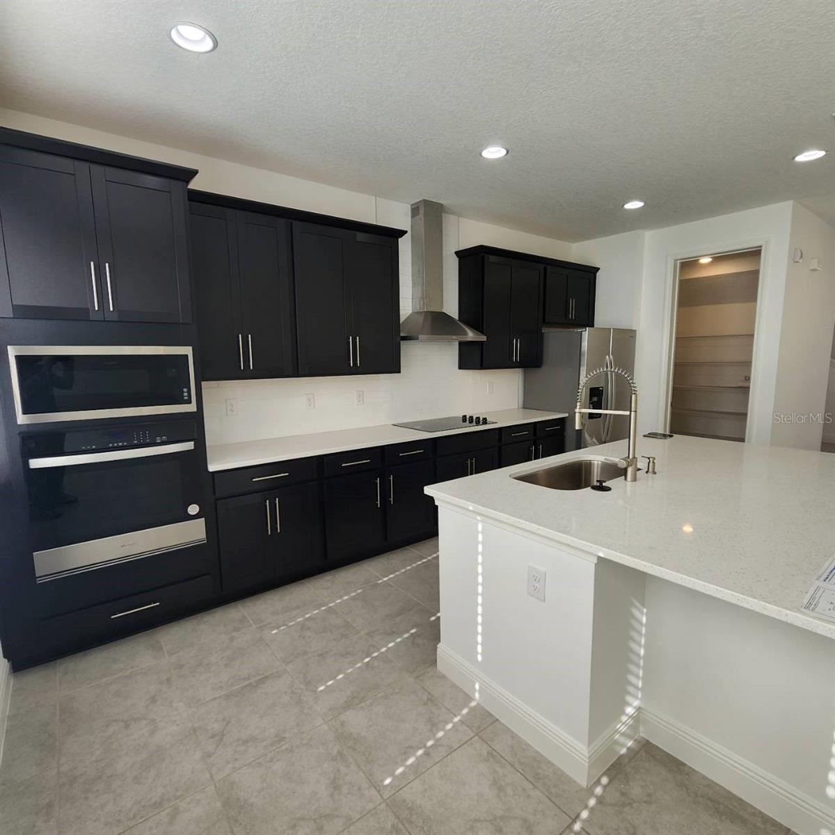 19050 Blueleaf St Property Photo 5