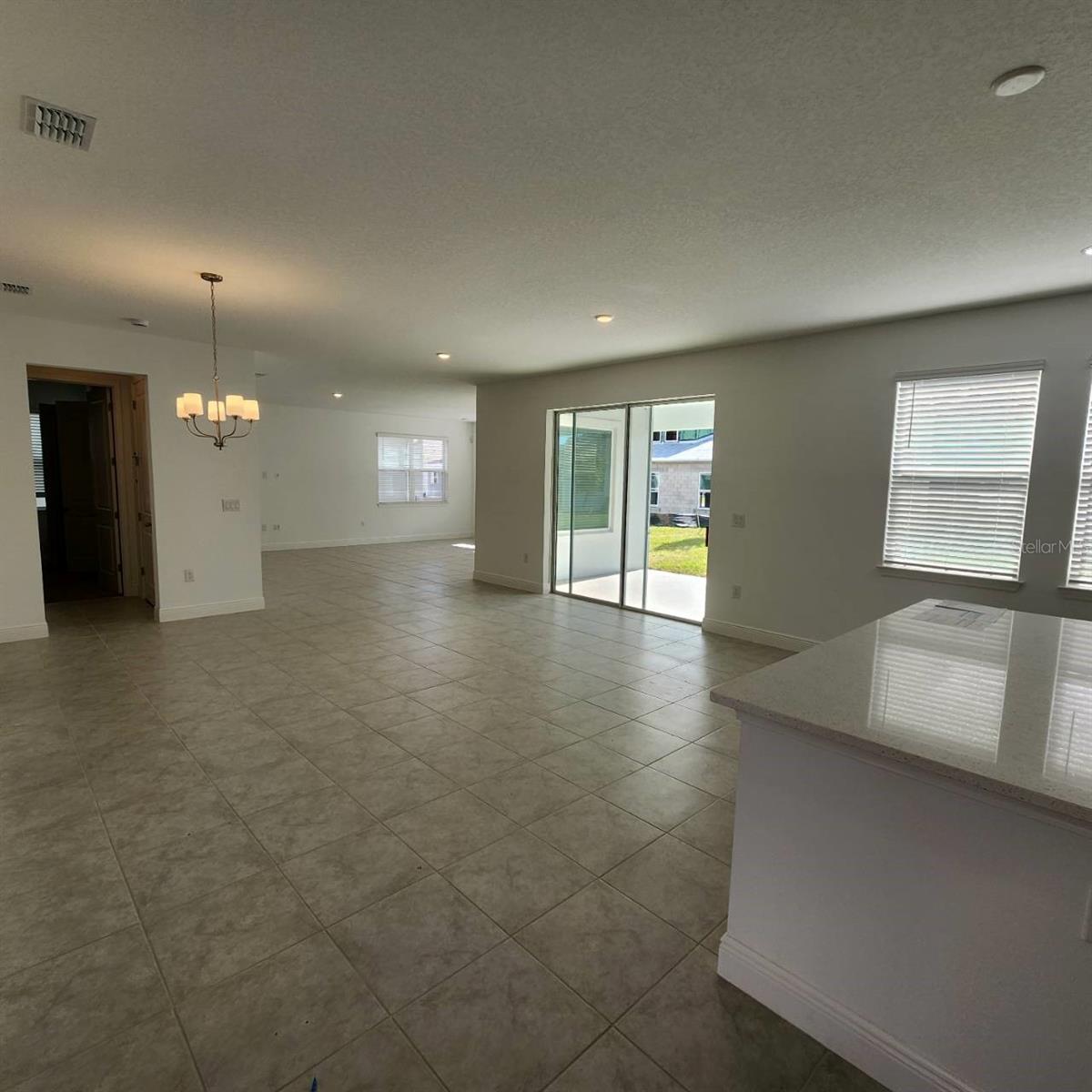 19050 Blueleaf St Property Photo 6