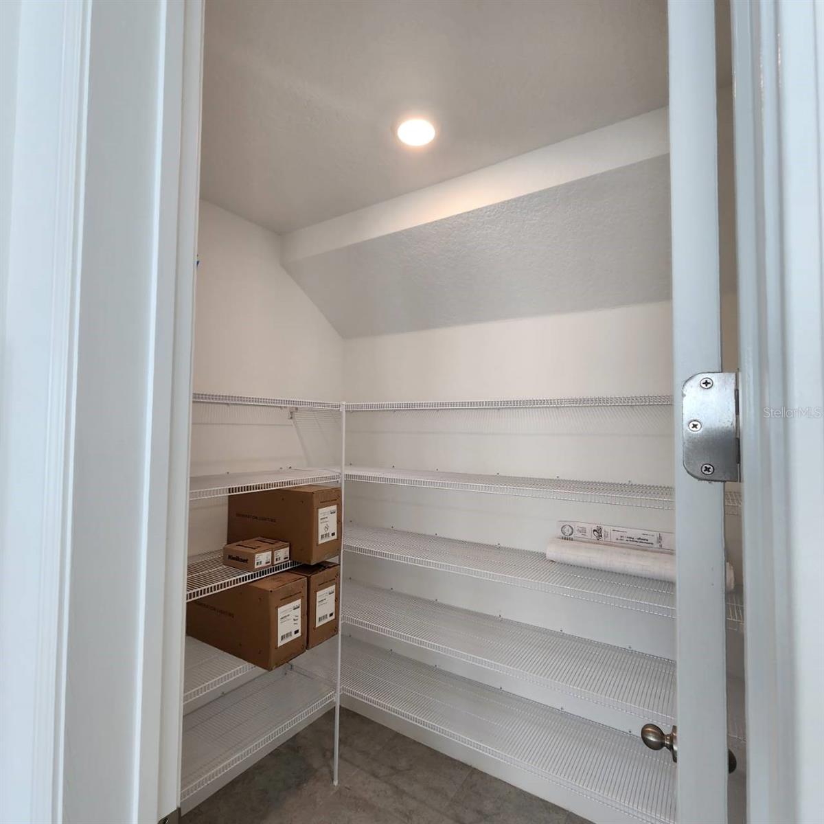 19050 Blueleaf St Property Photo 8