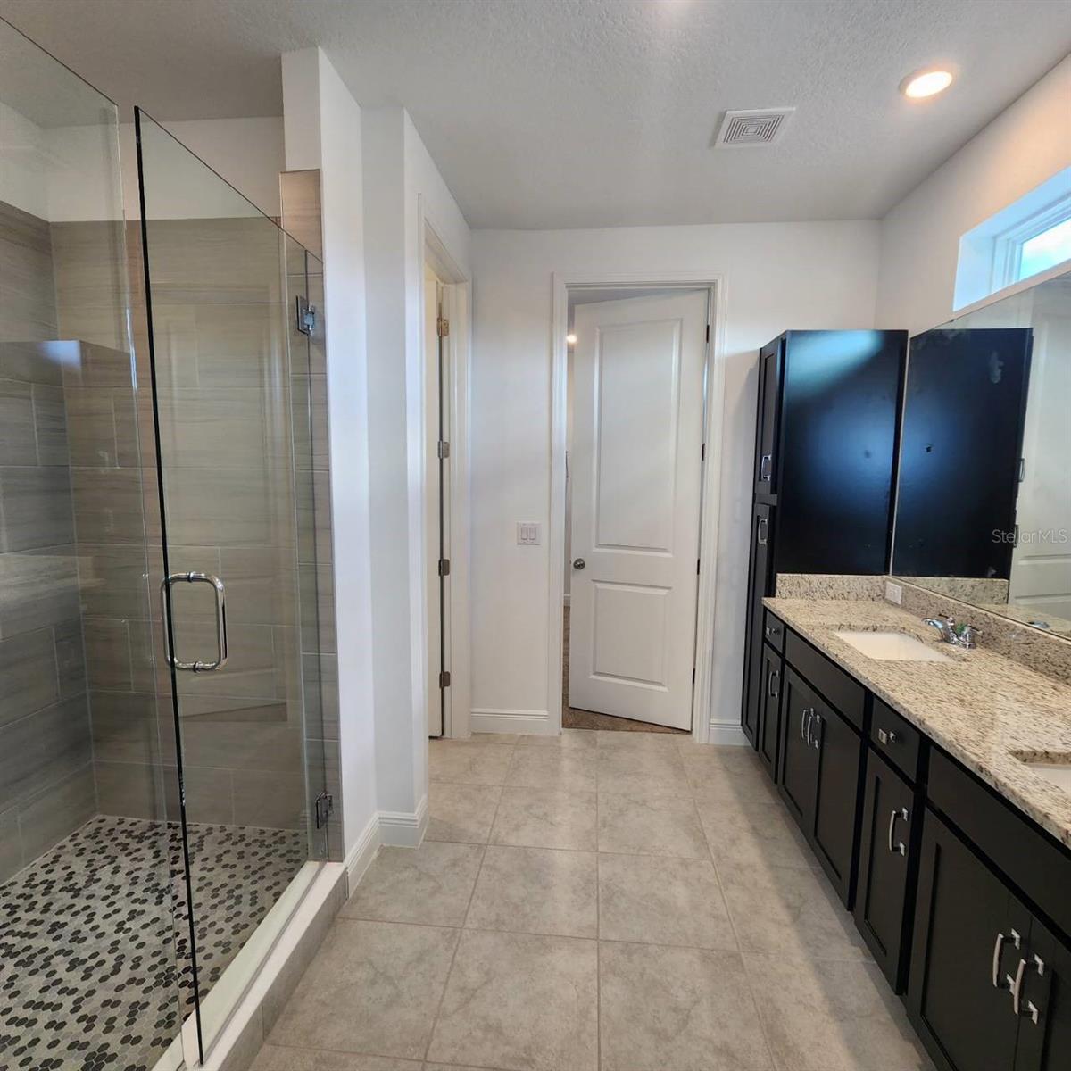 19050 Blueleaf St Property Photo 9