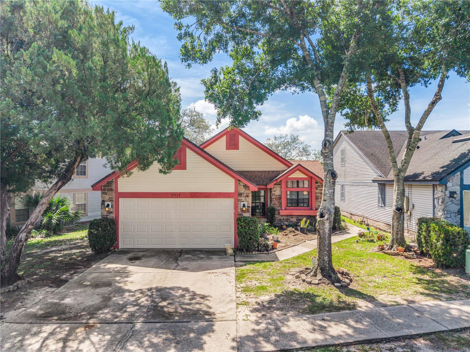 9939 Aloma Bend Ln Property Photo 2