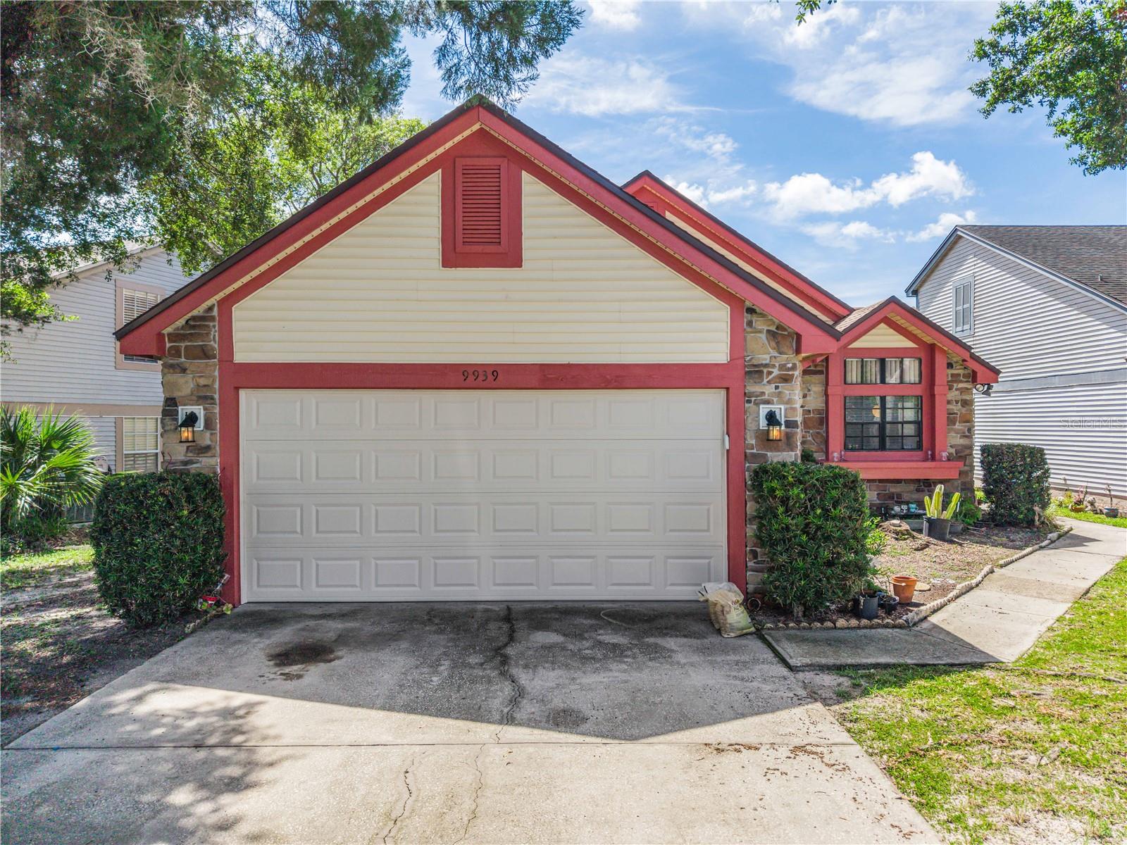 9939 Aloma Bend Ln Property Photo 3