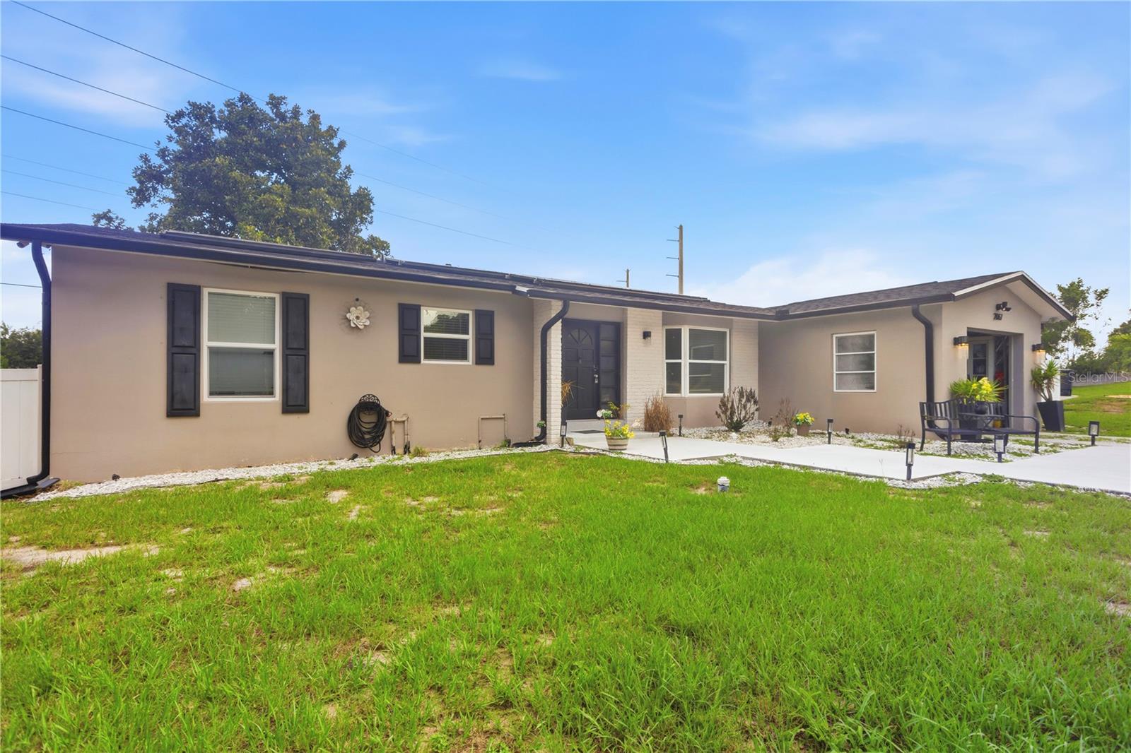2067 E BARLINGTON DR Property Photo 1