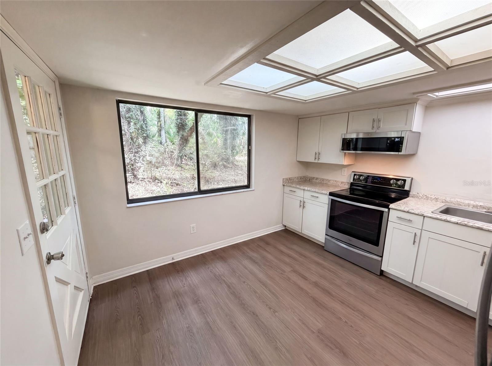 830 Dunbar Ter Property Photo 3