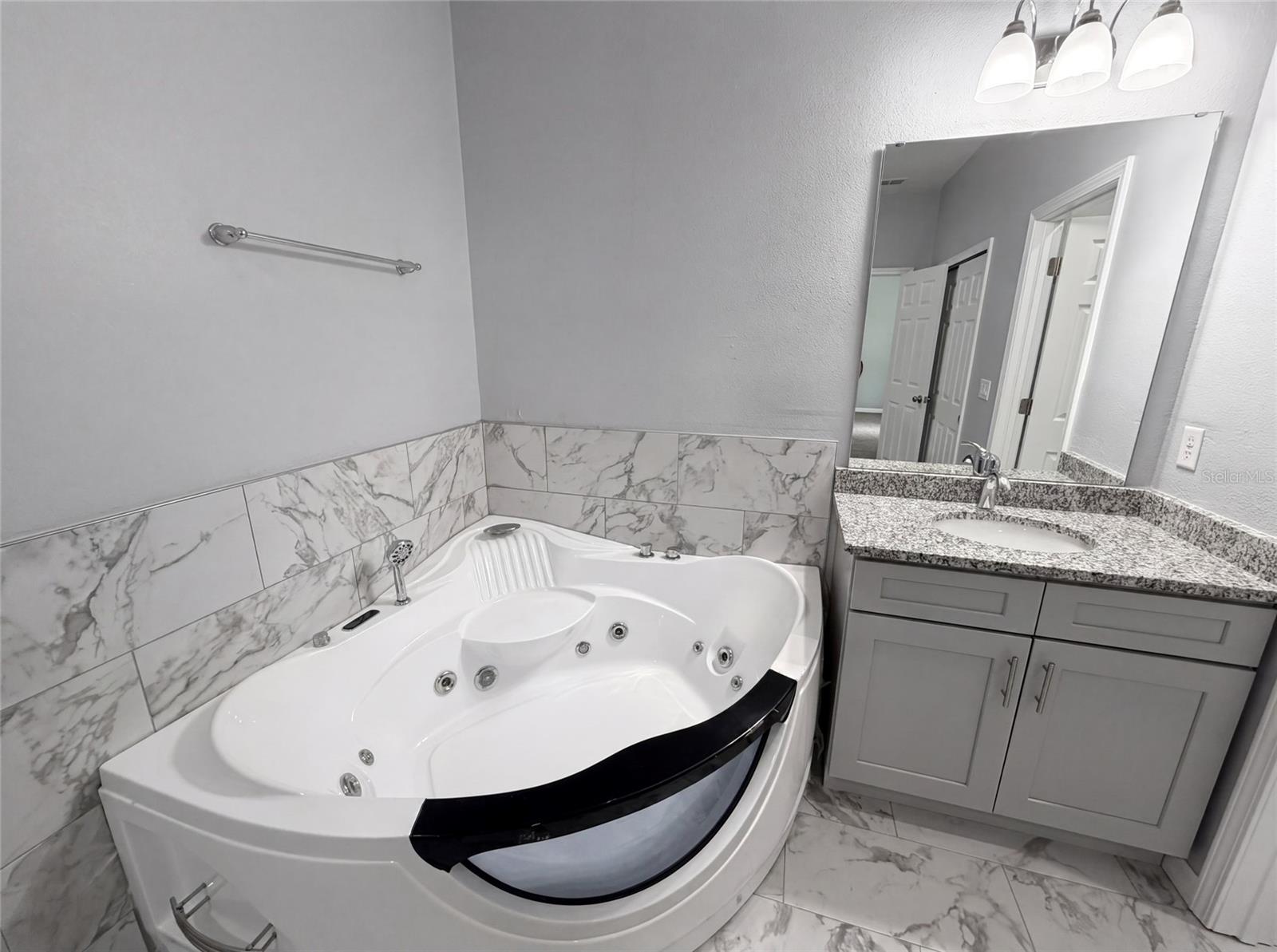 1013 W 11th St Property Photo 22
