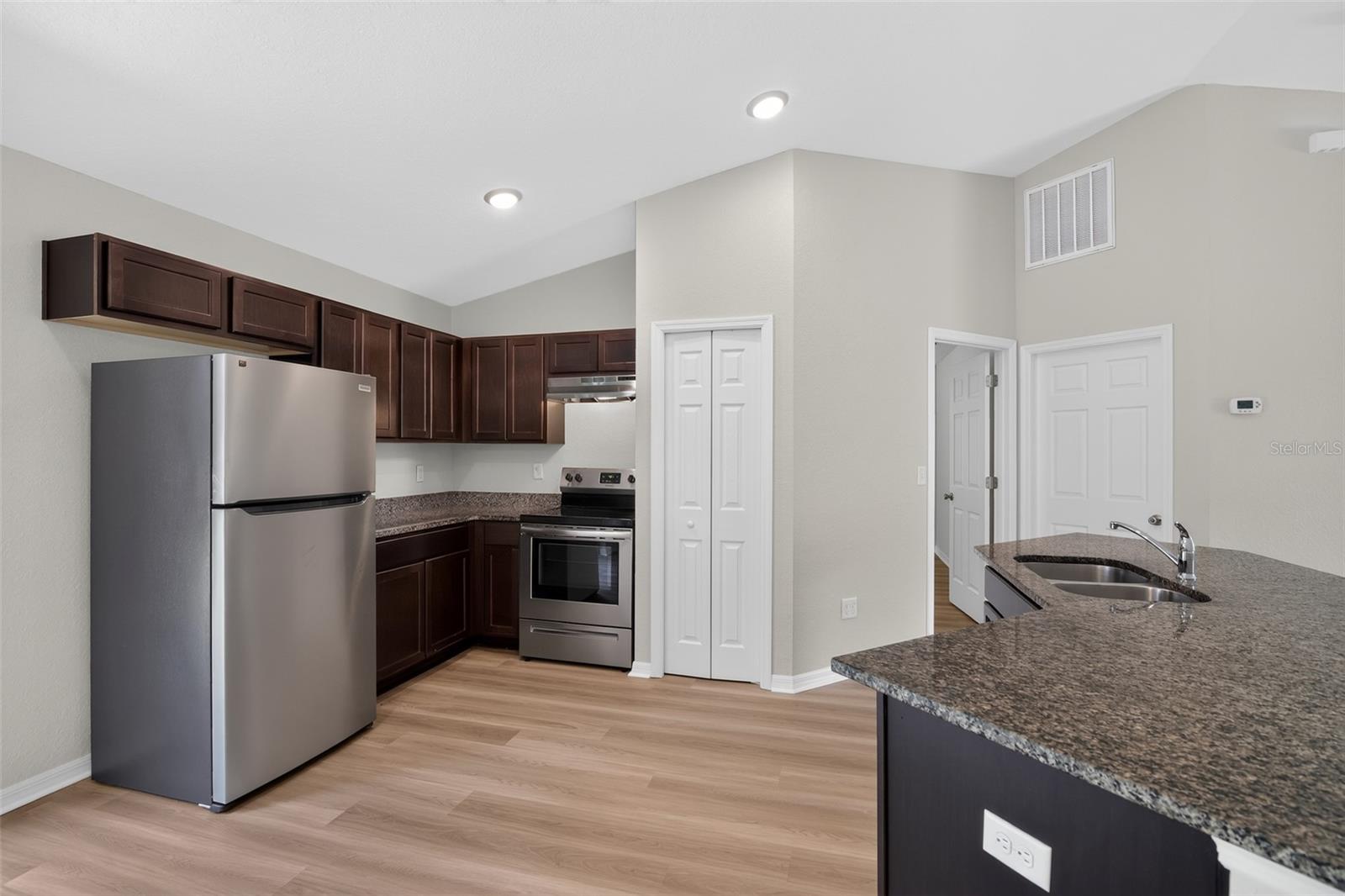 16 Spring Loop Ct Property Photo 7