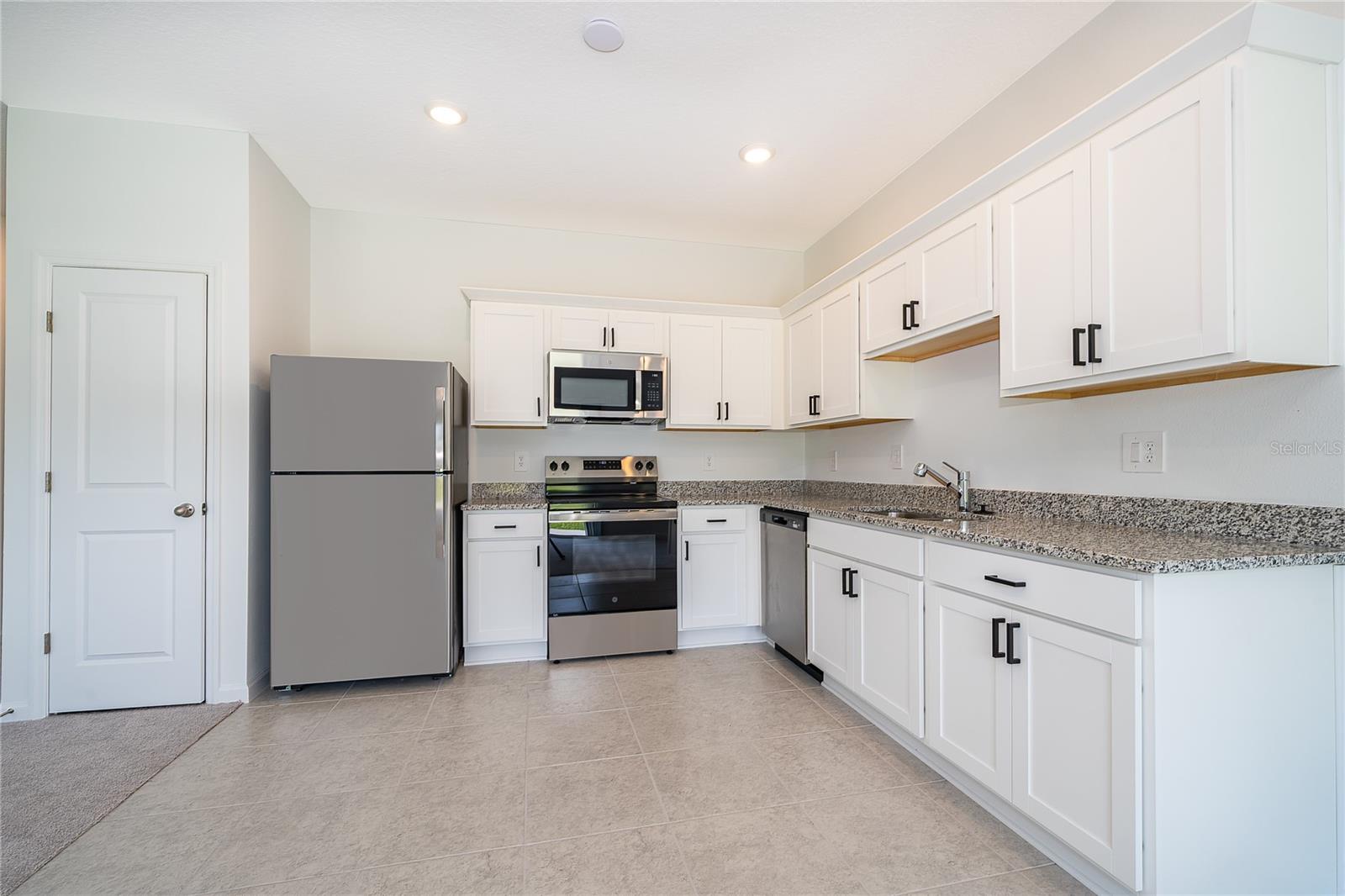 O6419169 Property Photo 16