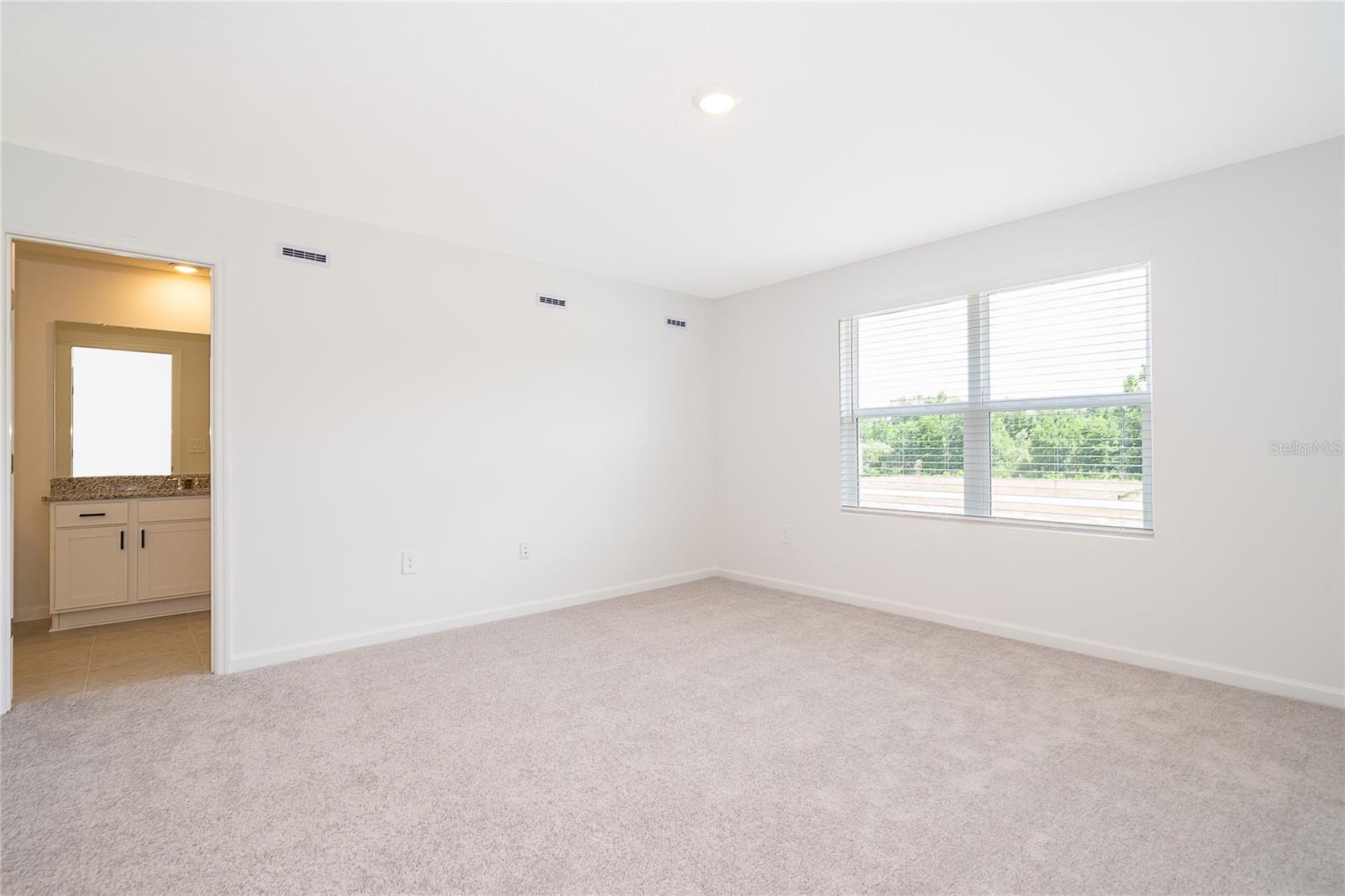 O6419169 Property Photo 23