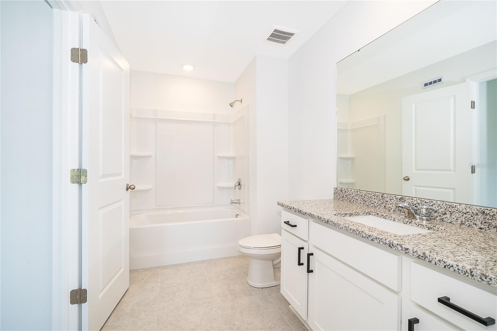O6419169 Property Photo 24