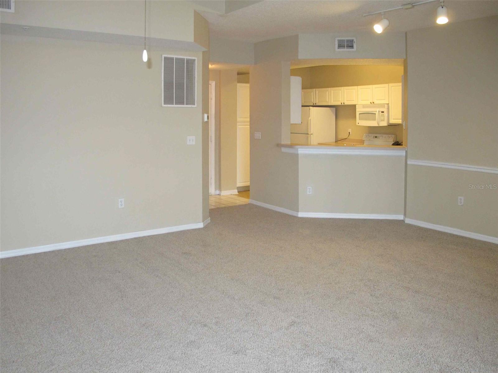 O6419378 Property Photo 2