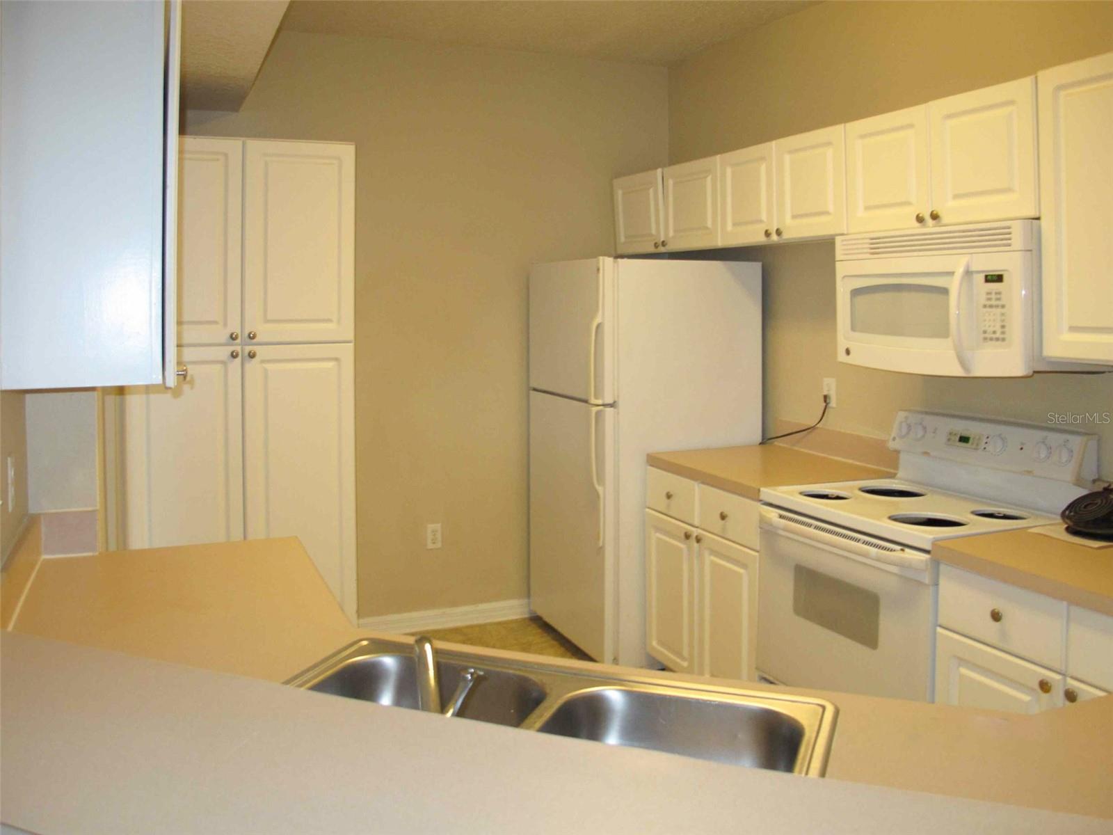 O6419378 Property Photo 5