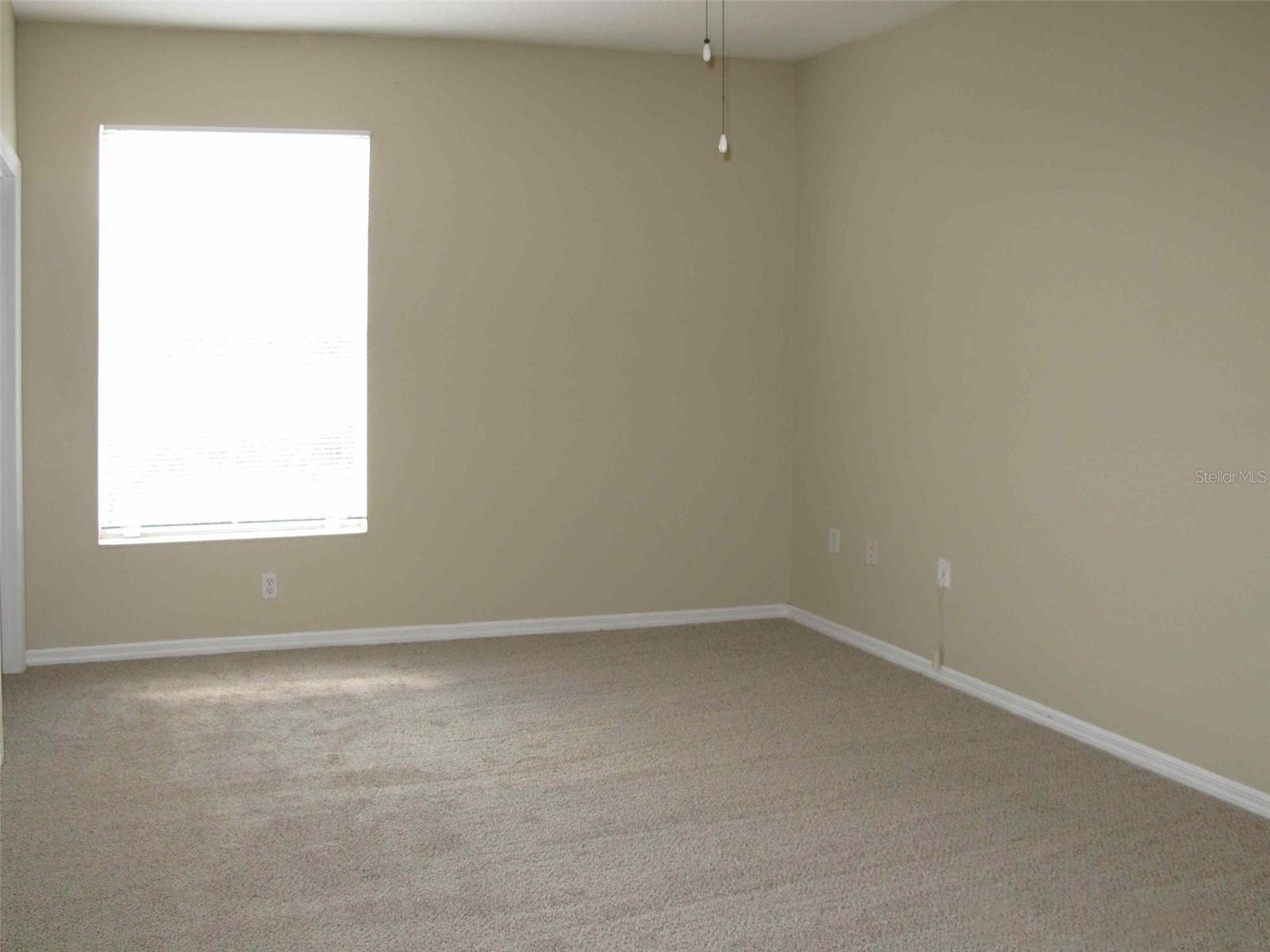 O6419378 Property Photo 6