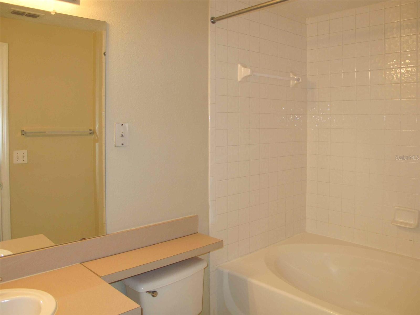 O6419378 Property Photo 8