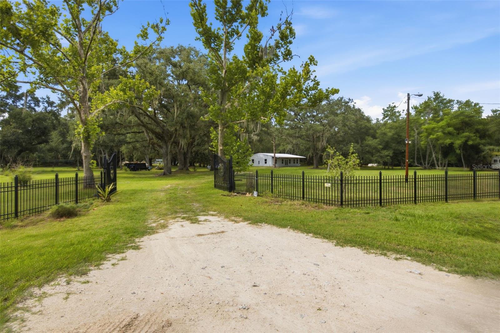 18127 Cedarhurst Rd Property Photo 2