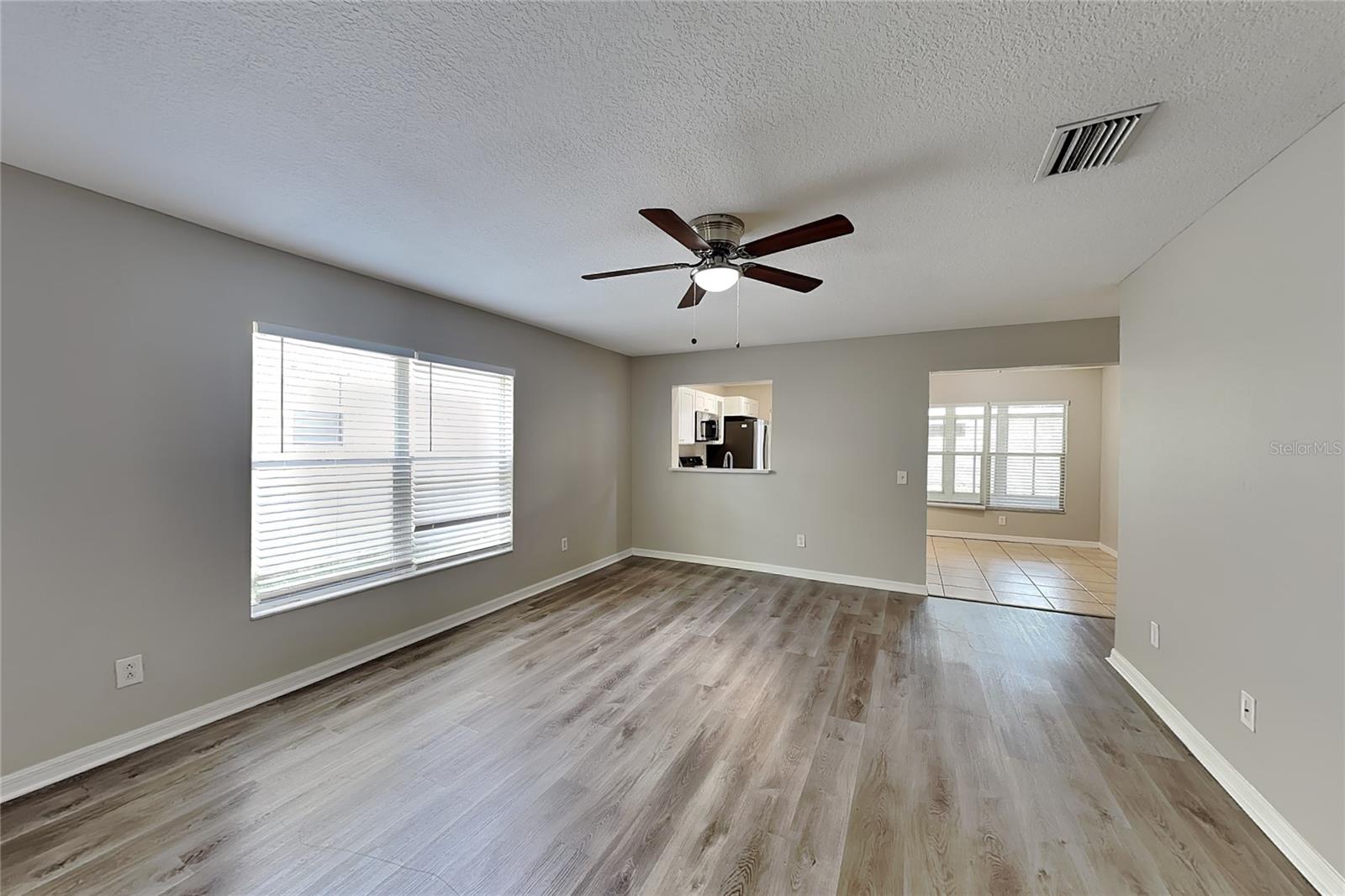 O6419488 Property Photo 2