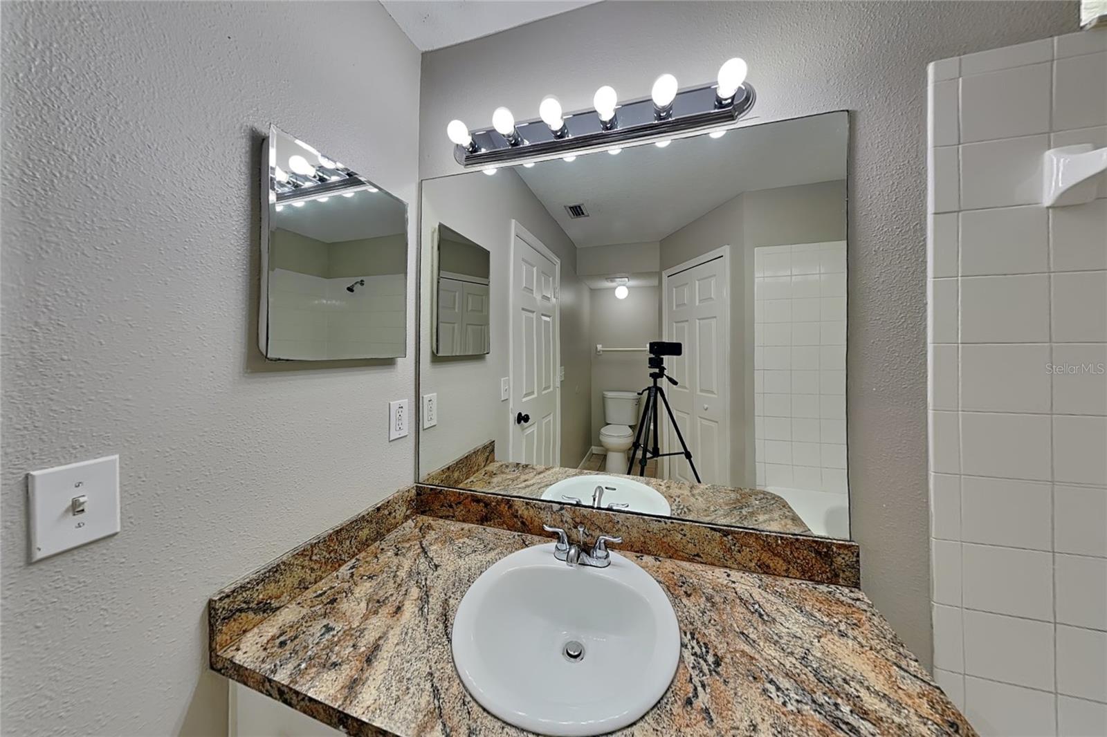 O6419488 Property Photo 6