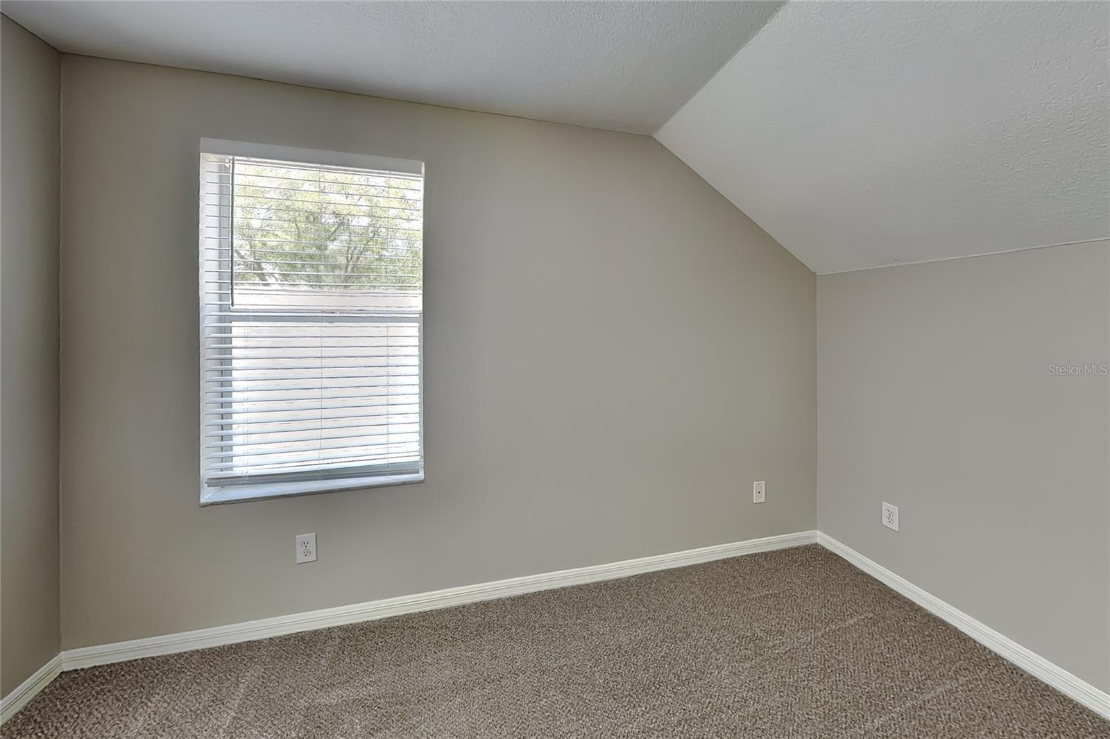 O6419488 Property Photo 8