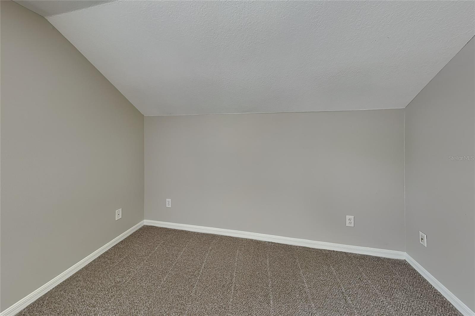 O6419488 Property Photo 9