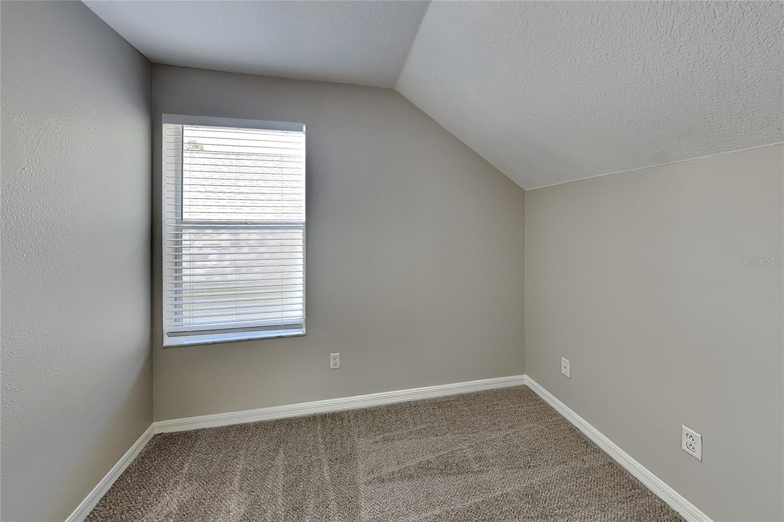 O6419488 Property Photo 10