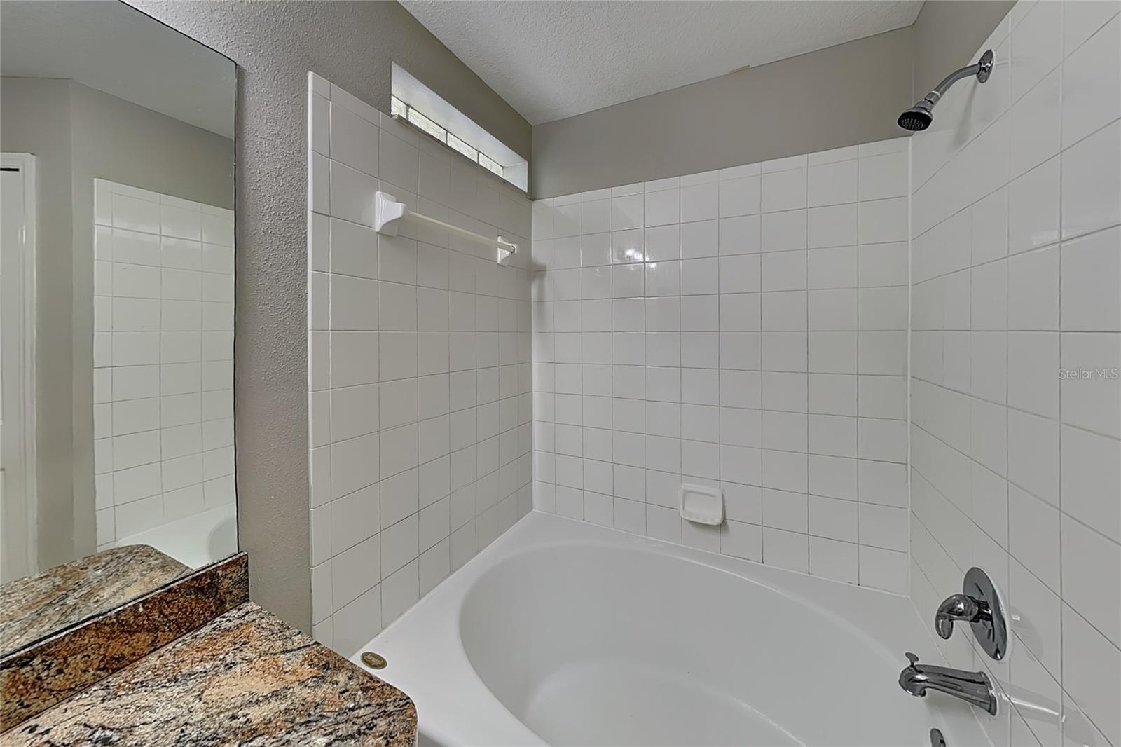 O6419488 Property Photo 12