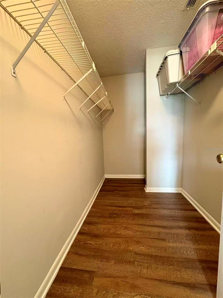 O6419502 Property Photo 21