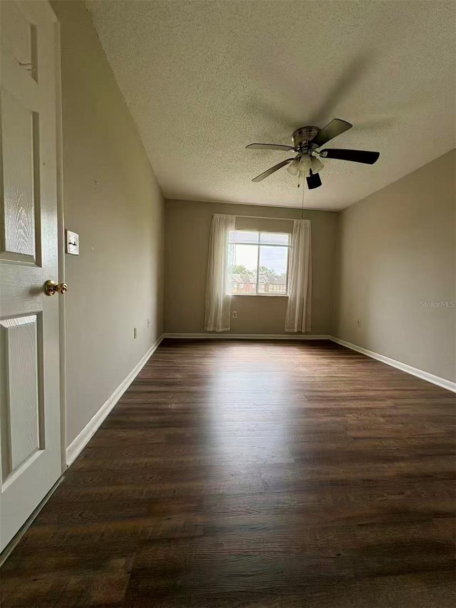 O6419502 Property Photo 25