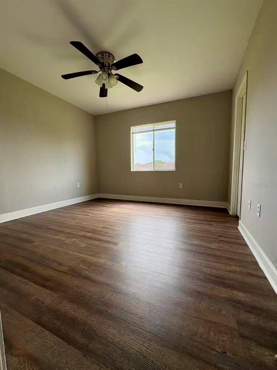 O6419502 Property Photo 26