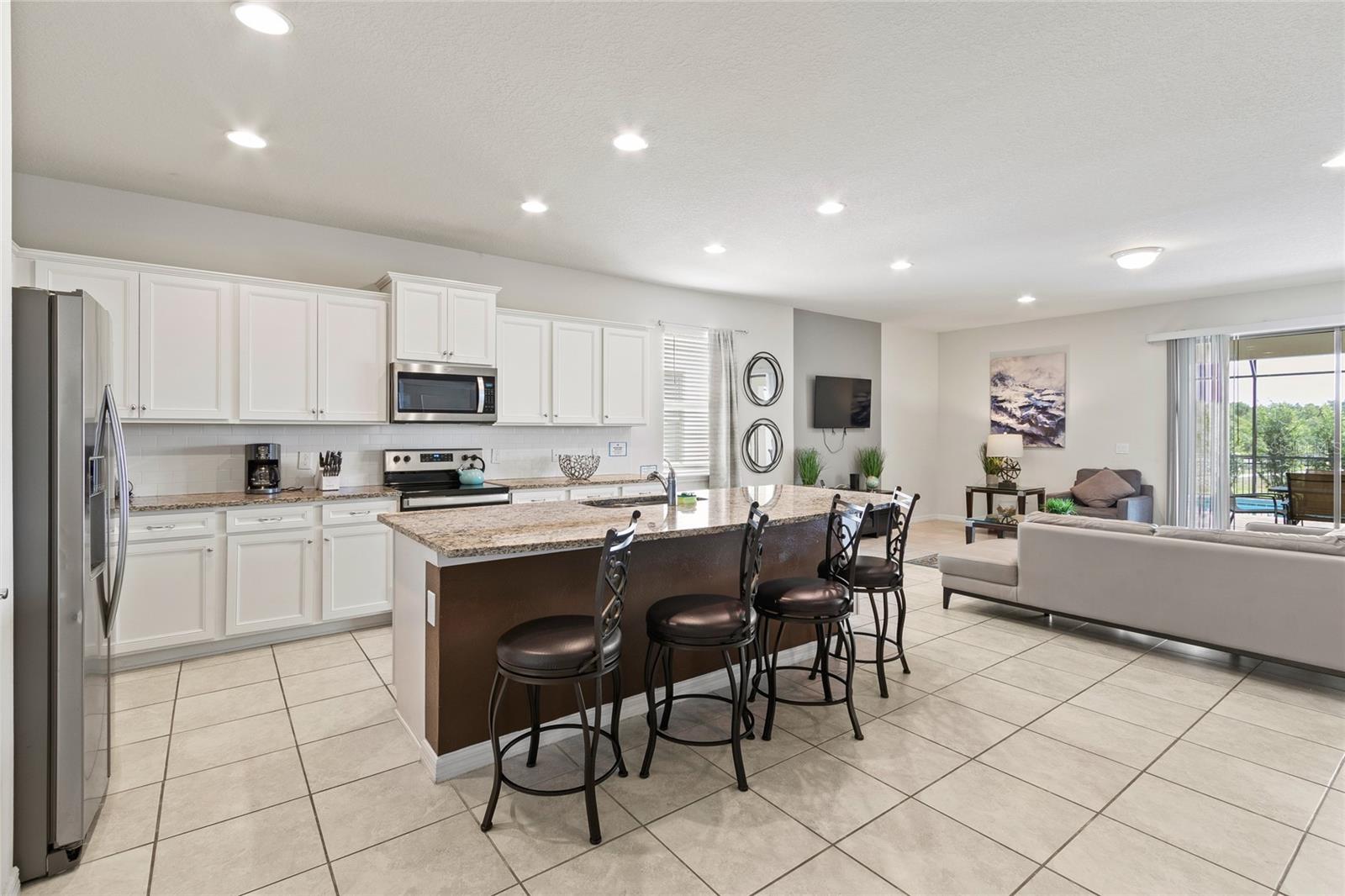 2451 Luxor Dr Property Photo 4