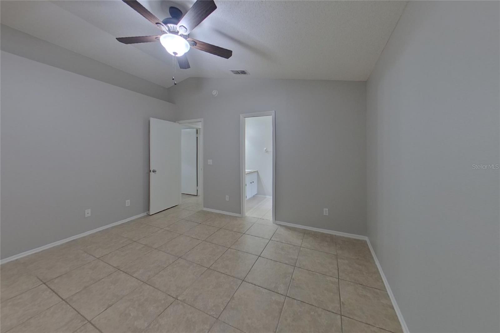 O6419838 Property Photo 5