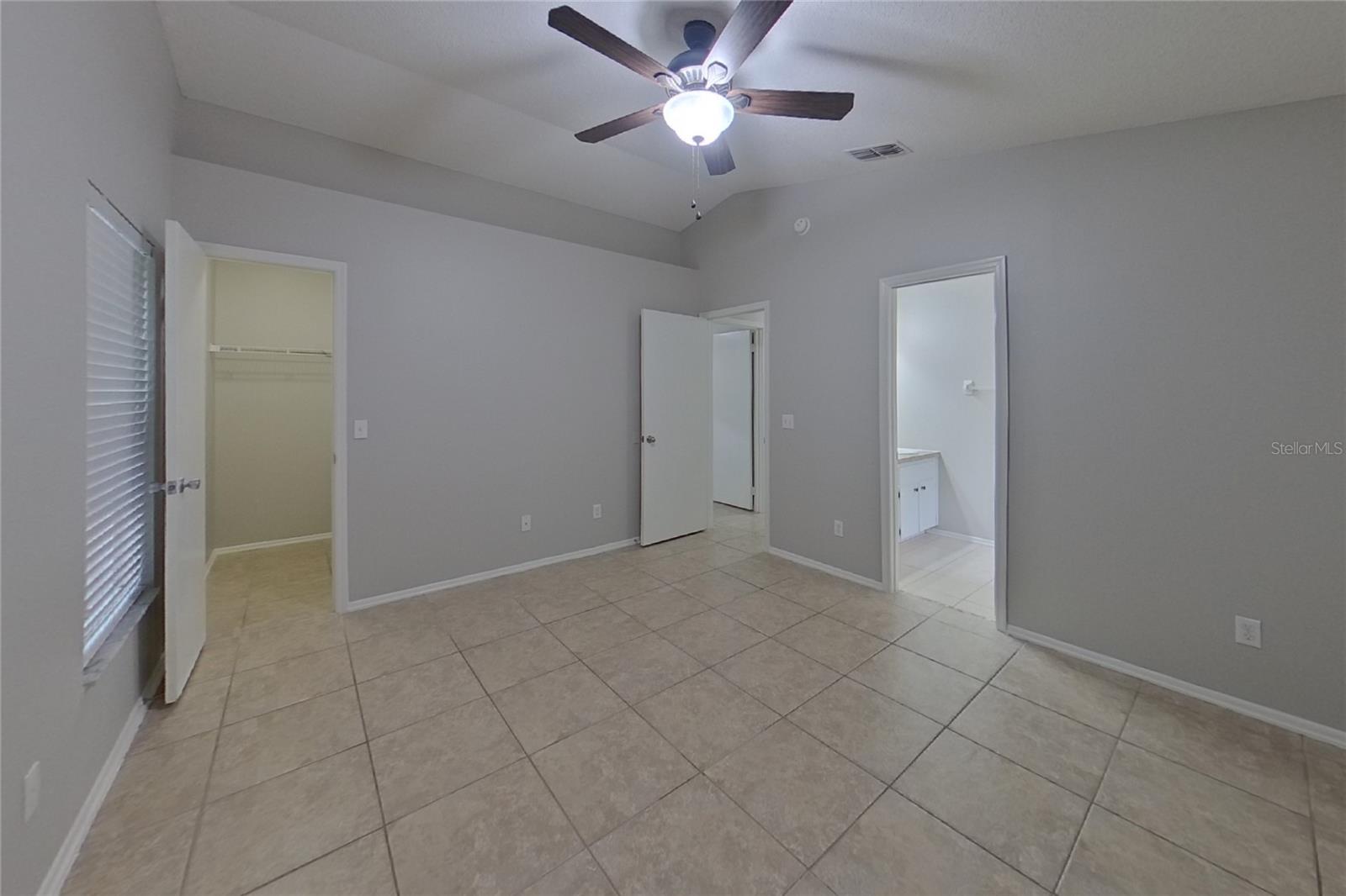 O6419838 Property Photo 6