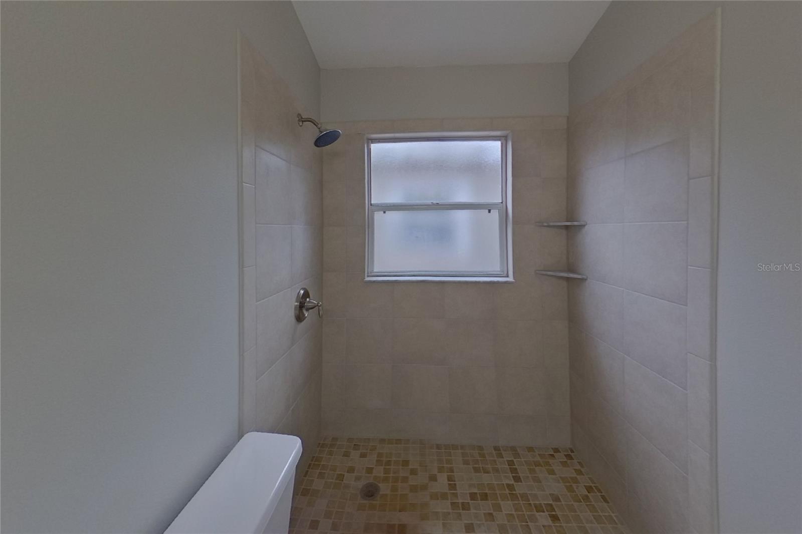 O6419838 Property Photo 8