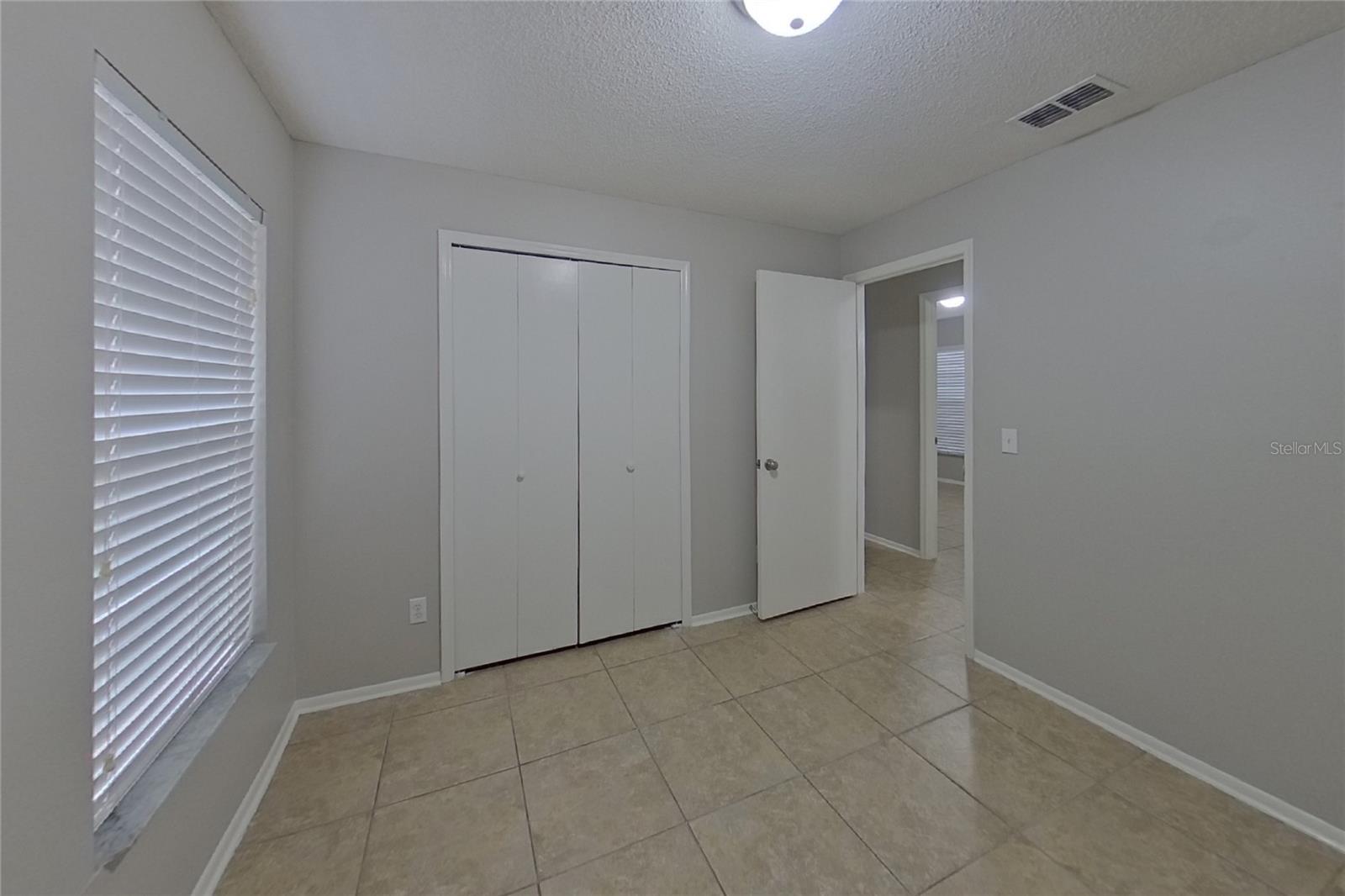 O6419838 Property Photo 11