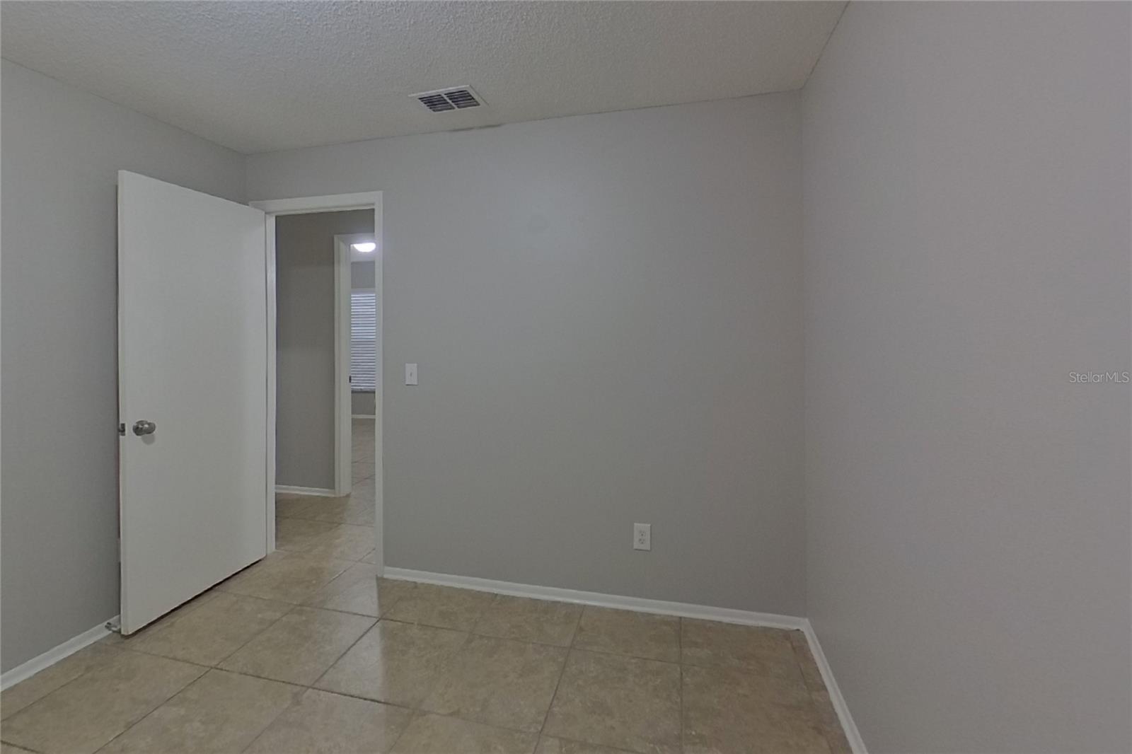 O6419838 Property Photo 12