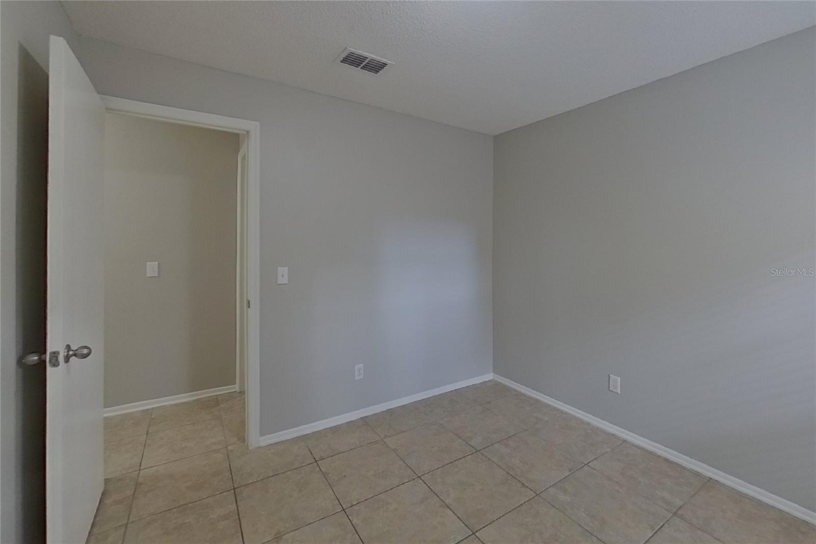 O6419838 Property Photo 13