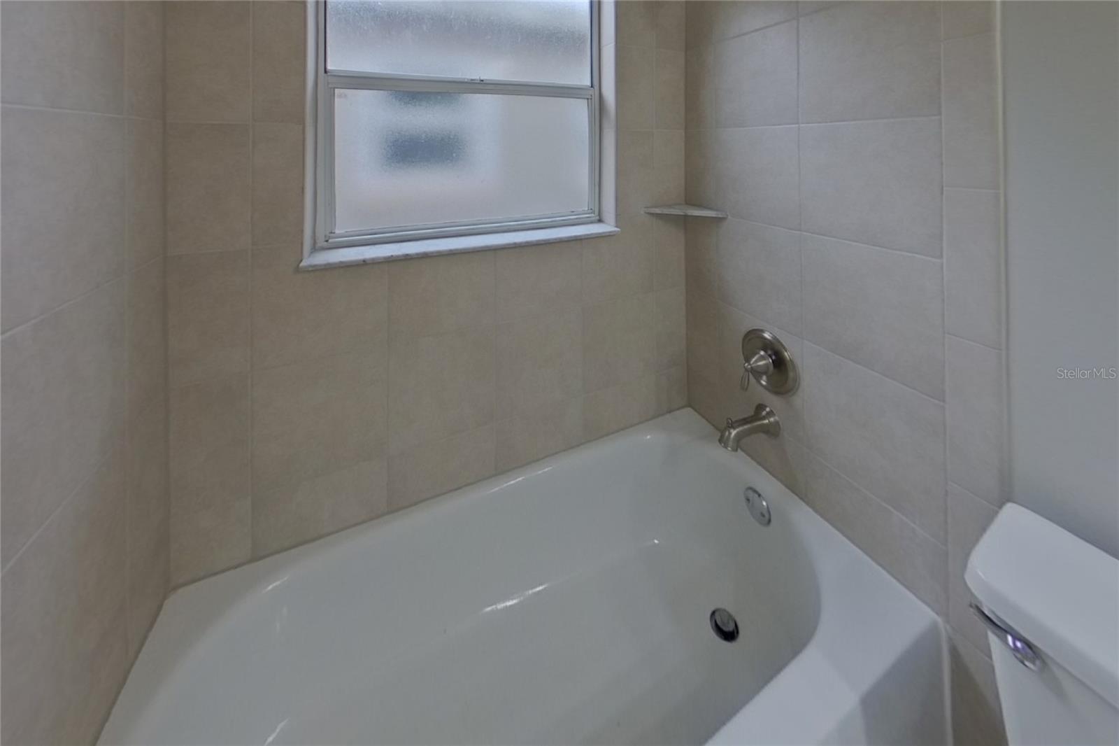 O6419838 Property Photo 16