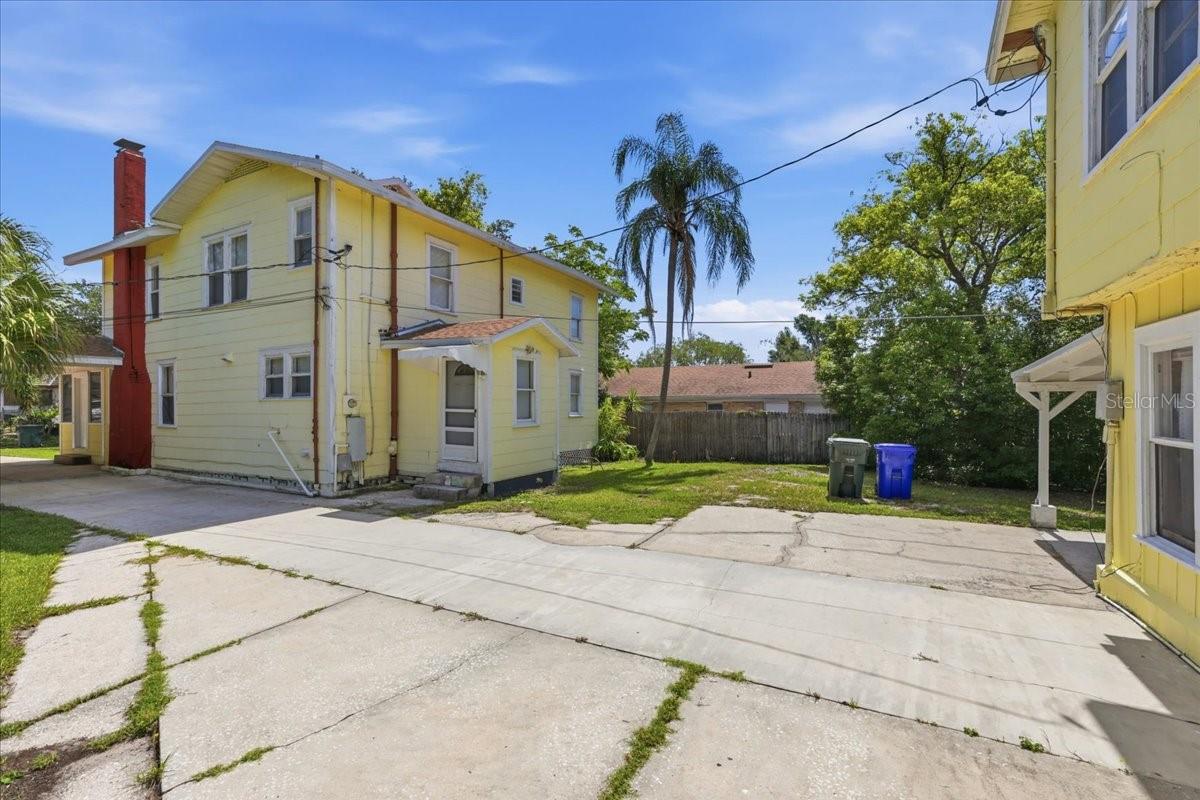 1049 Monroe St Property Photo 4