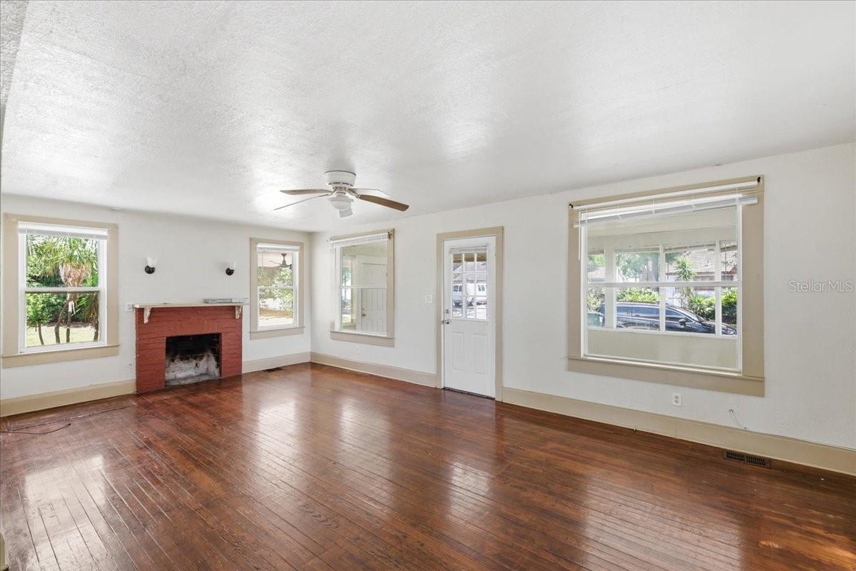1049 Monroe St Property Photo 7