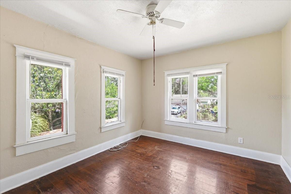 1049 Monroe St Property Photo 14