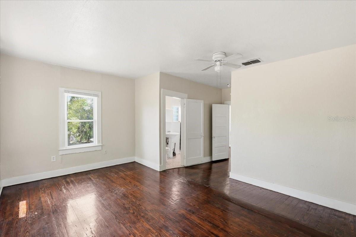 1049 Monroe St Property Photo 17