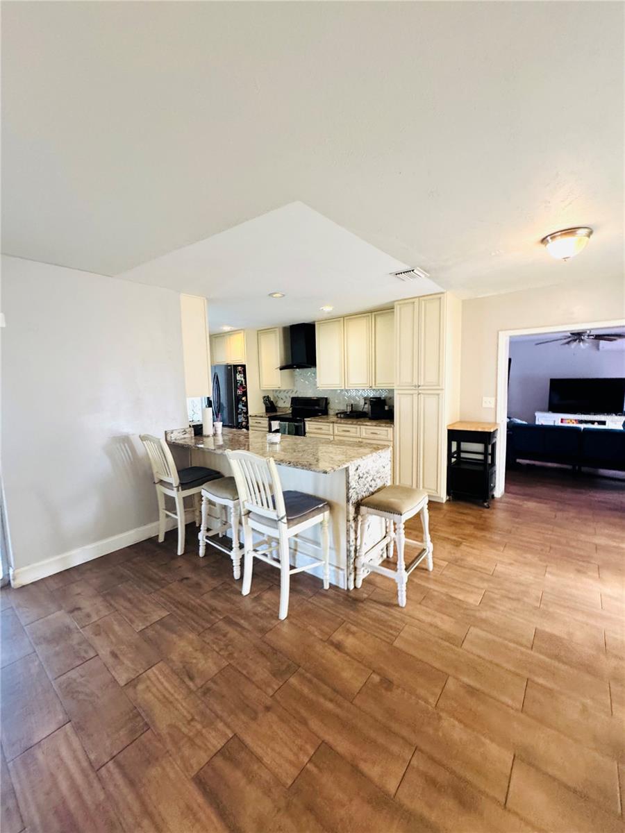 1221 Leeway Ave Property Photo 2