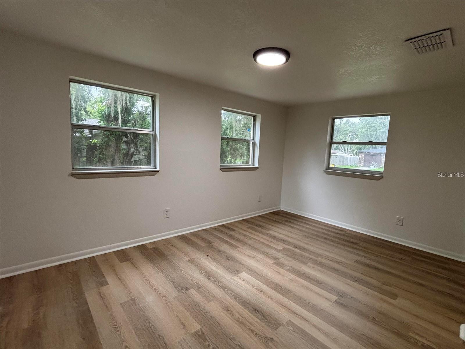 2035 Voltaire St Property Photo 22