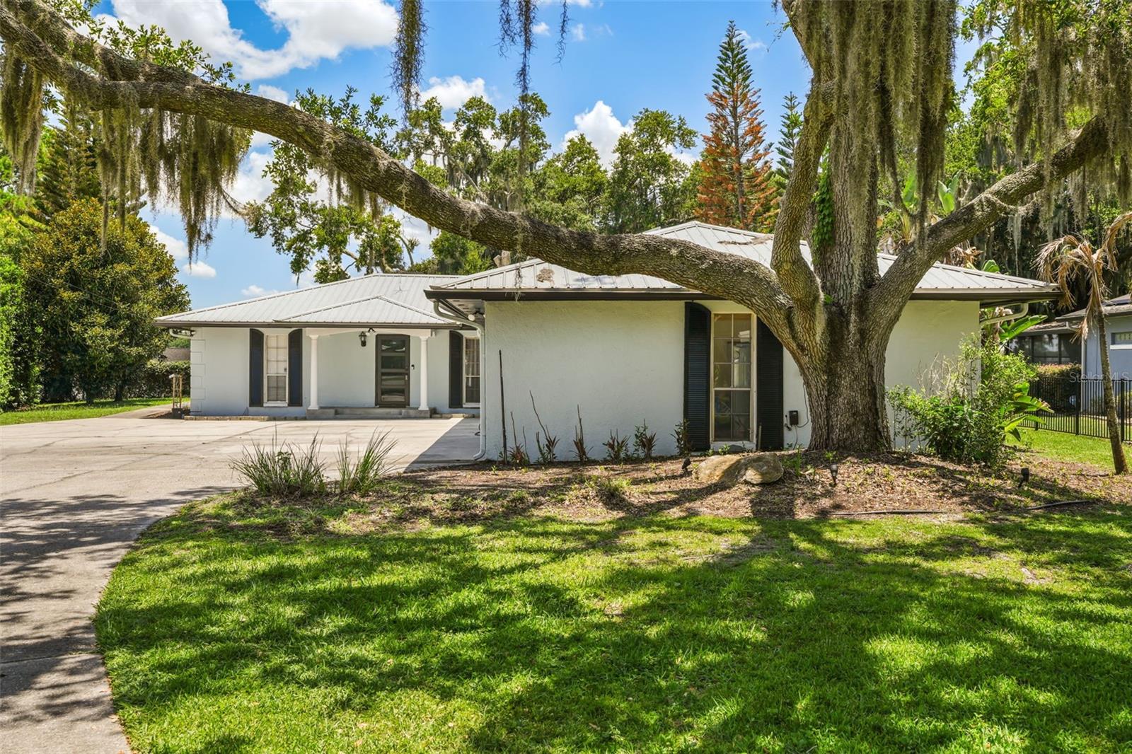 5497 Alandale Ct Property Photo 3