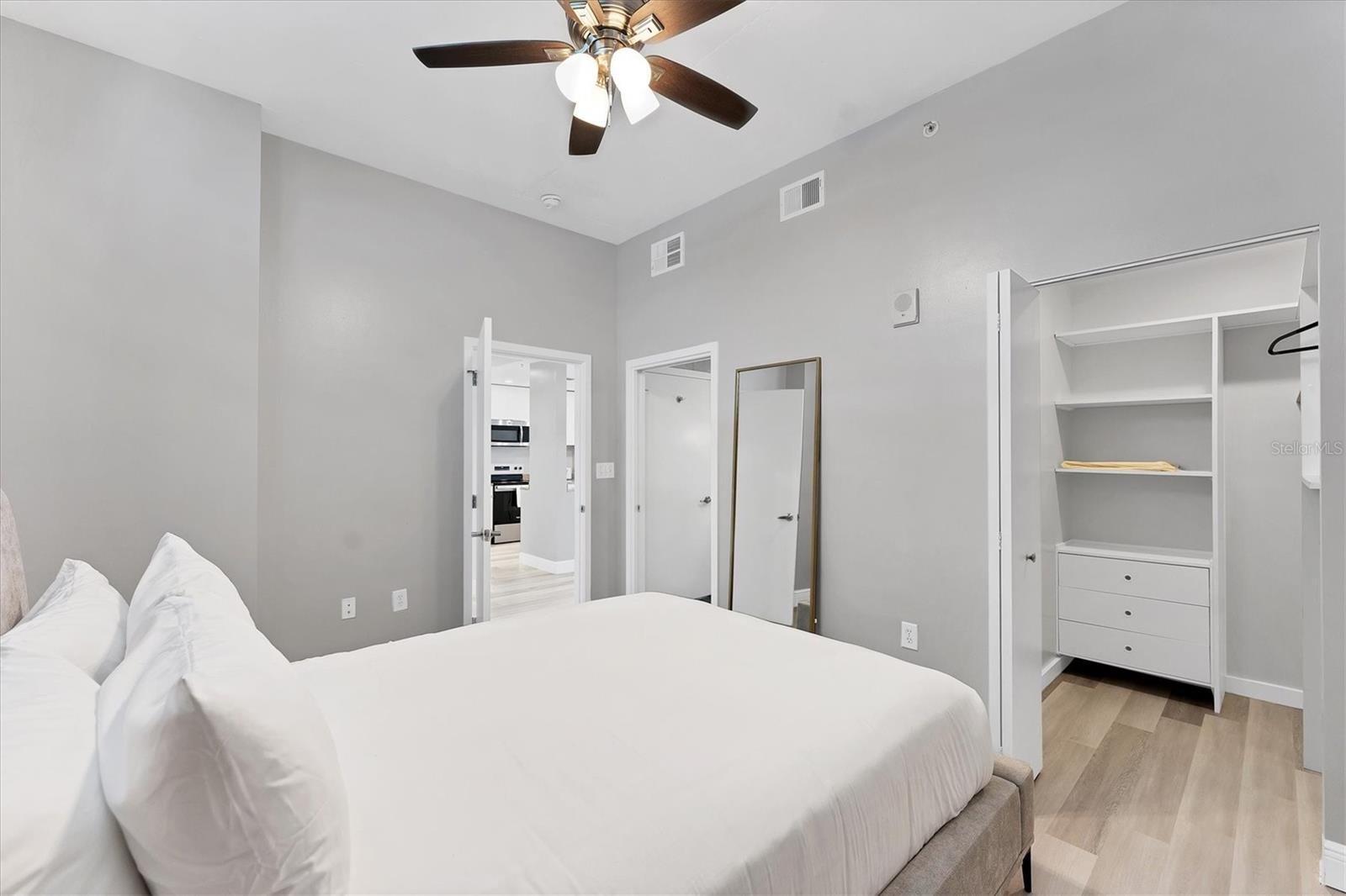525 E Jackson St #705 Property Photo 23