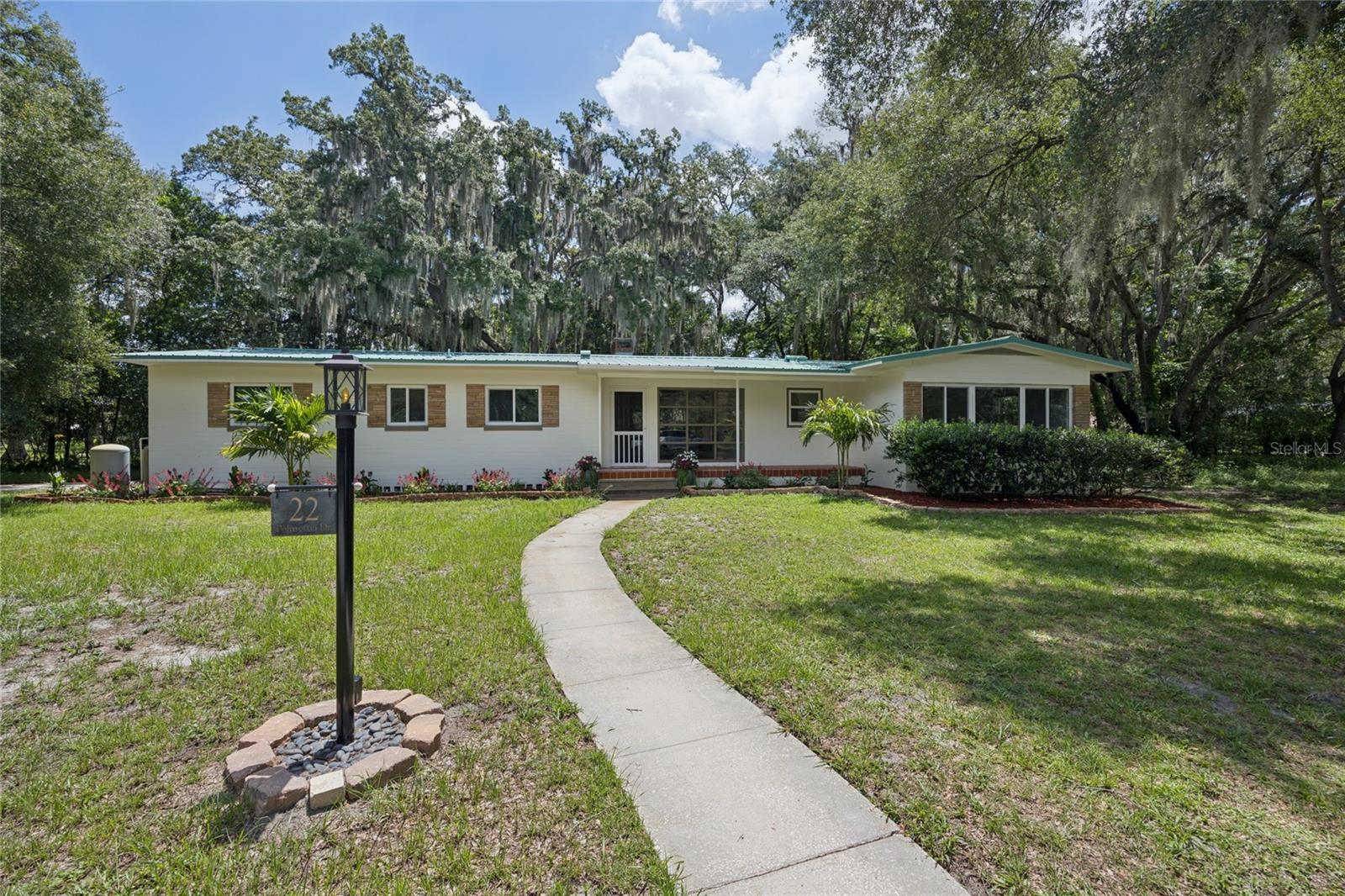 22 POINSETTIA DR