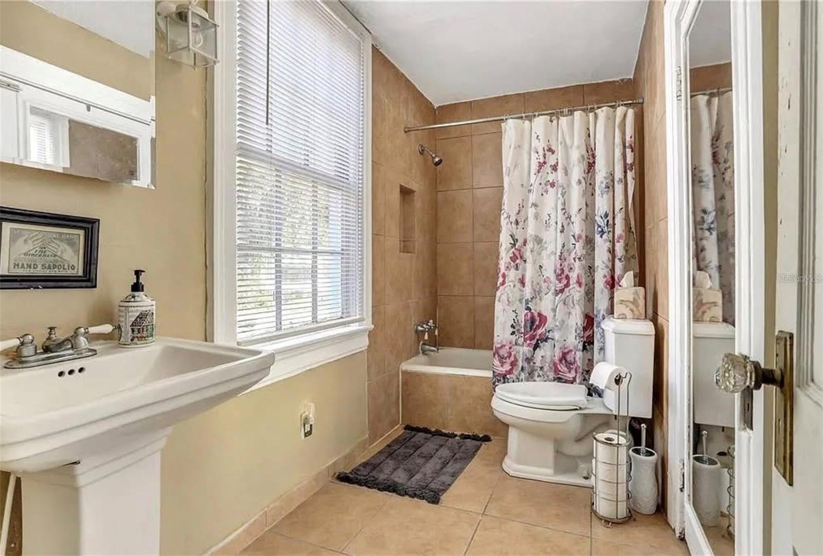 1192 Errol Pkwy Property Photo 9