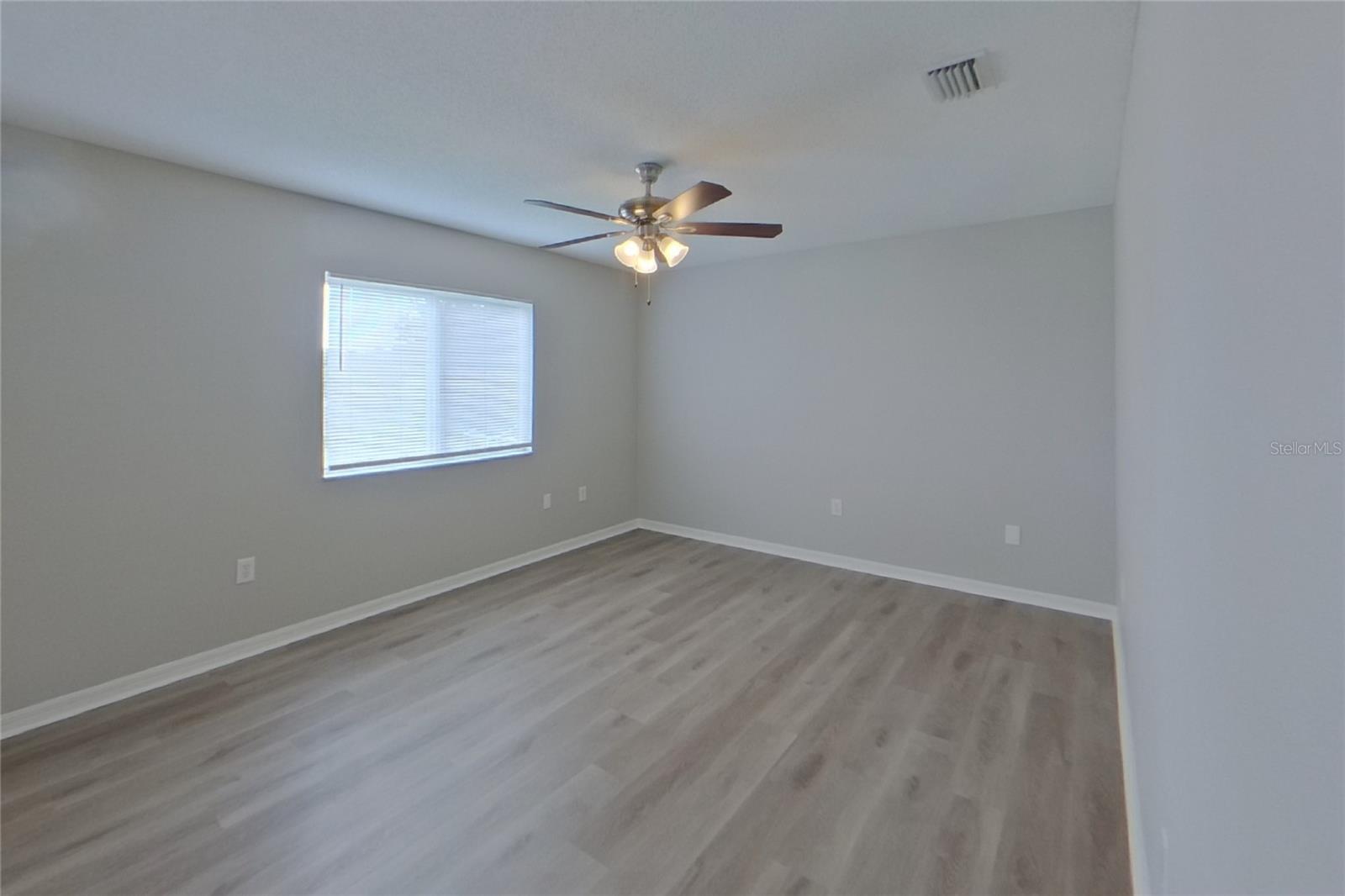 O6420111 Property Photo 6